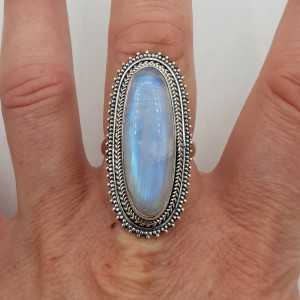 Ein Silber ring set mit einem ovalen Regenbogen-Mondstein
