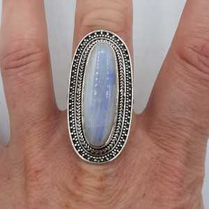 Zilveren ring gezet met regenboog Maansteen