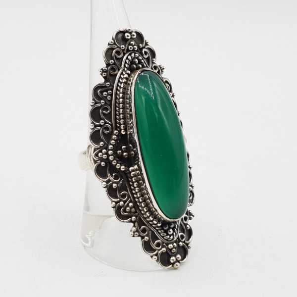 Zilveren ring met ovale groene Onyx in bewerkte setting