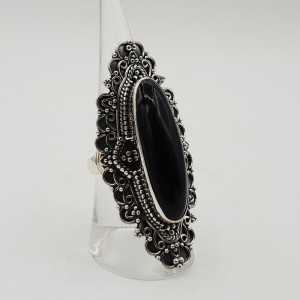 Zilveren ring met ovale zwarte Onyx in bewerkte setting