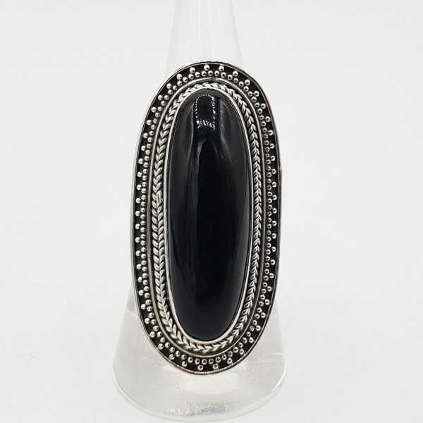 Ein Silber ring set mit einem ovalen schwarzen Onyx.