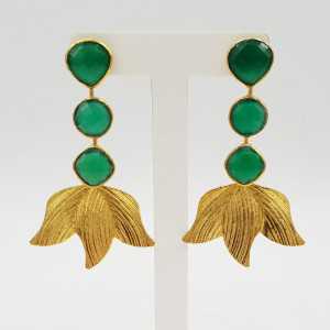 Vergoldete Ohrringe mit grünem Onyx.