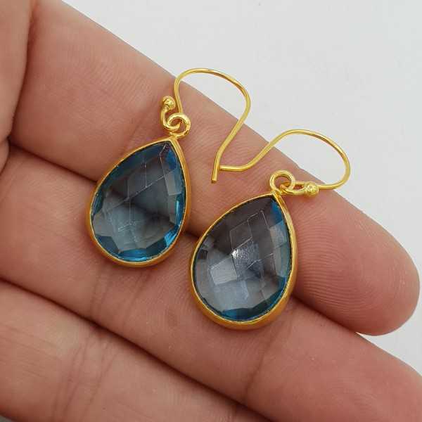 vergulde oorbellen met druppelvormige blauwe quartz