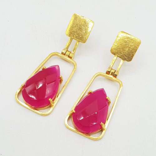 Vergulde oorbellen met druppelvormige fuchsia roze Chalcedoon