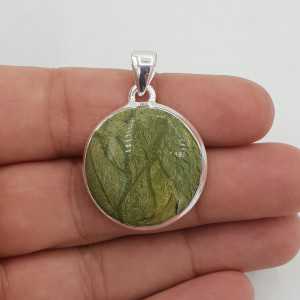 A silver pendant set with a round, Serpentine Opaliet