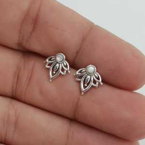 925 Sterling silver oorknopjes Lotus is set with a mother-of-Pearl