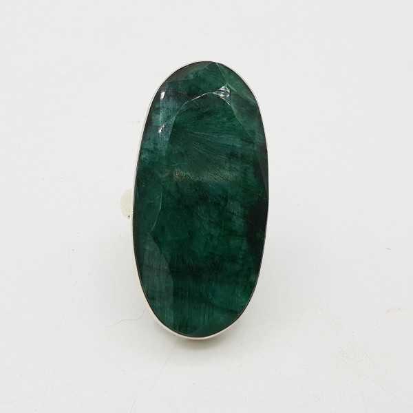 Ein silberner ring mit einem großen ovalen Smaragd 17,5 mm