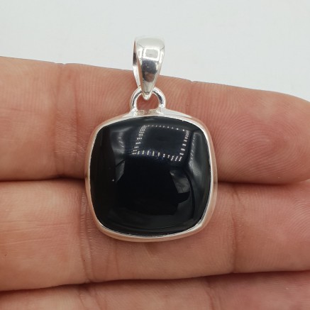 Zilveren hanger gezet met vierkante cabochon zwarte Onyx
