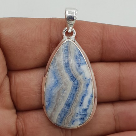 Zilveren hanger gezet met druppelvormige Scheeliet