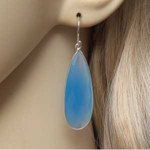 Zilveren oorbellen met smalle druppelvorm blauw Chalcedoon briolet