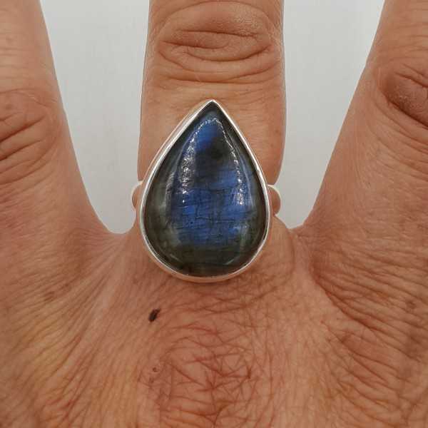 A silver ring set with a teardrop-shaped crystal 17.7 mm