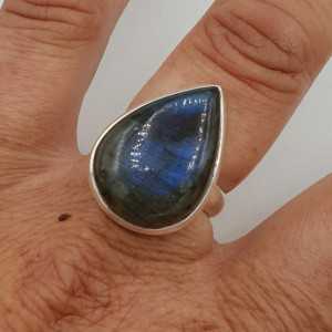 A silver ring set with a teardrop-shaped crystal 17.7 mm