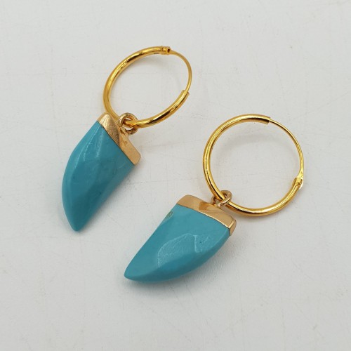 Vergulde creolen met hoorn hanger van Turkoois Howliet