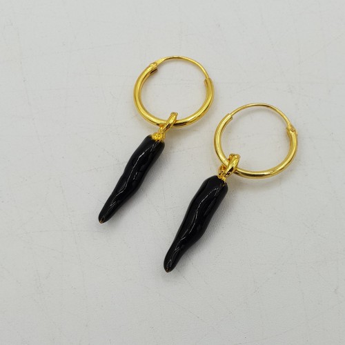 Vergulde creolen met zwarte peper hanger