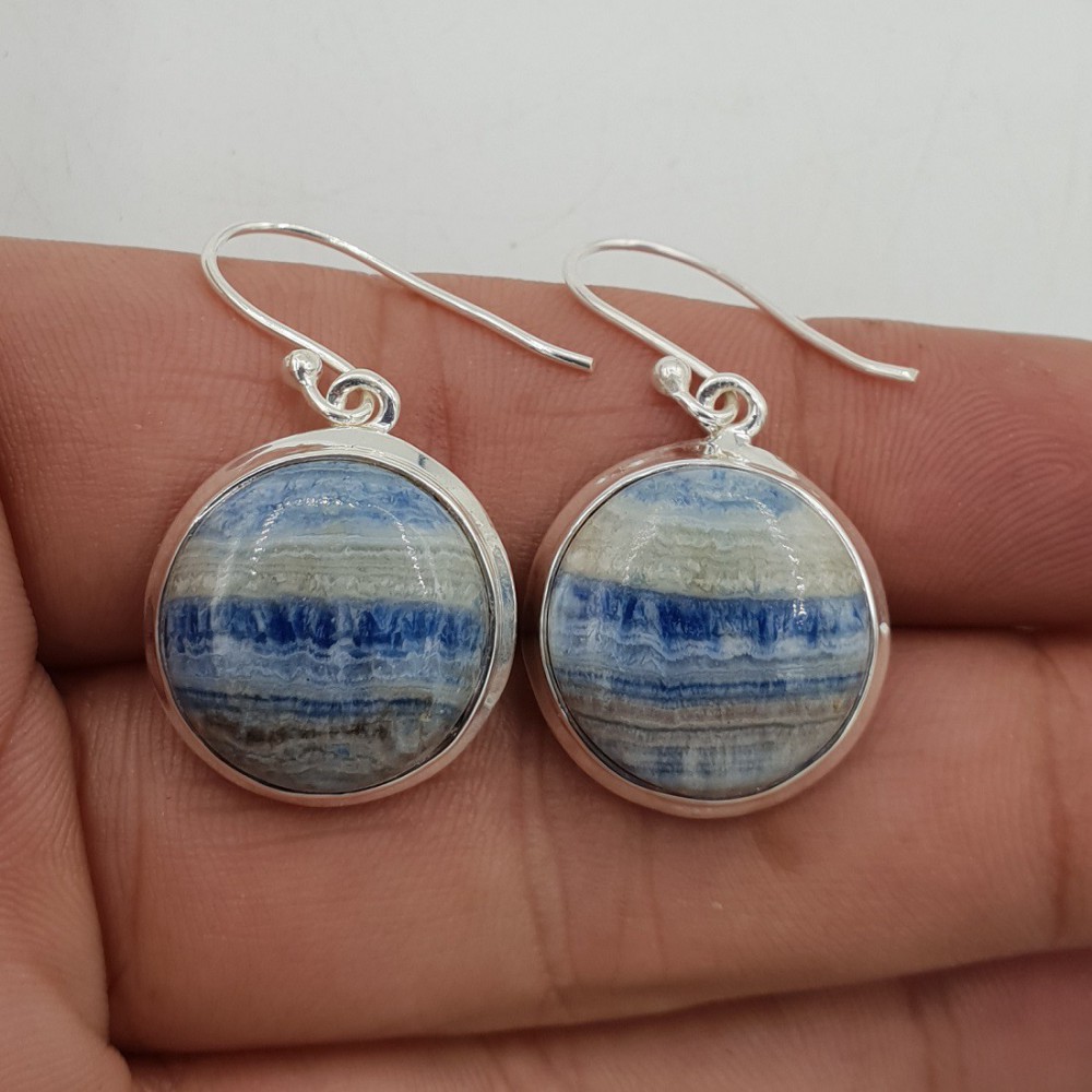 Silver drop earrings set with round Scheeliet