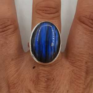 Zilveren ring gezet met brede ovale Labradoriet 19 mm