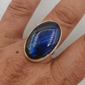 Ein Silber ring set mit einem ovalen cabochon Schnitt Labradorit 17.7 mm
