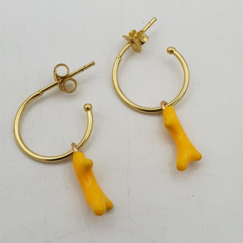 Vergulde halve creolen met gele koraal resin hanger