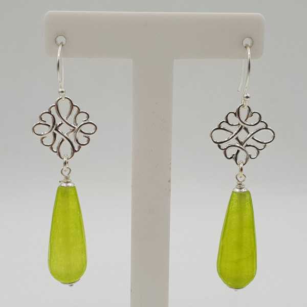 Zilveren oorbellen met lime groene Jade