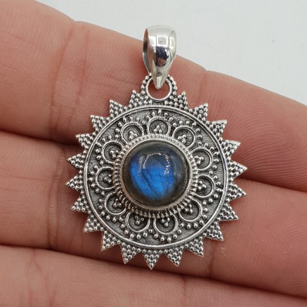 Zilveren hanger ronde Labradoriet bewerkte setting