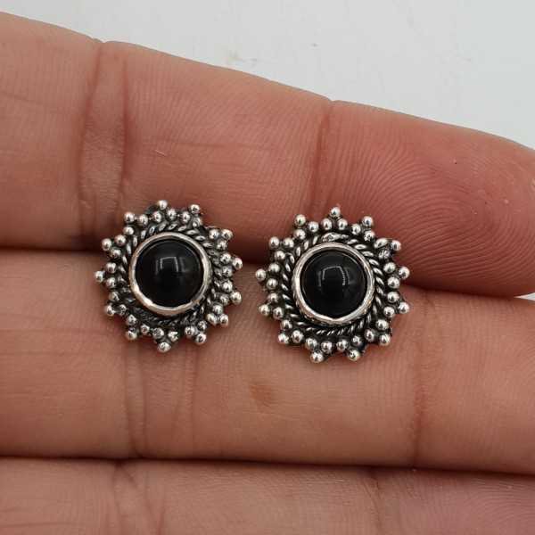 Silver oorknoppen set with a round black Onyx.