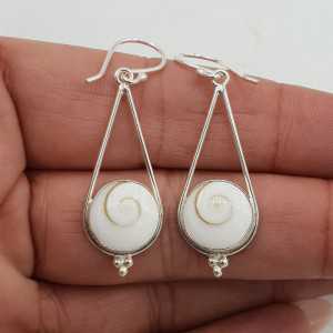 Zilveren oorbellen met ronde Shiva schelp