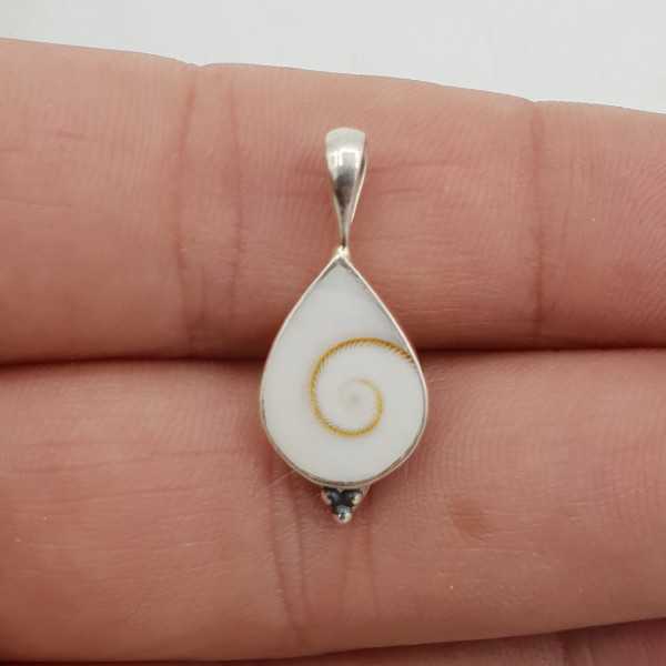 Silber Ohrringe mit einer kleinen tropfenförmigen Shiva-shell und