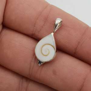 Silber Ohrringe mit einer kleinen tropfenförmigen Shiva-shell und