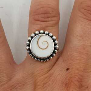 Zilveren ring gezet met ronde Shiva schelp 16.5 mm