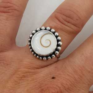 Zilveren ring gezet met ronde Shiva schelp 16.5 mm