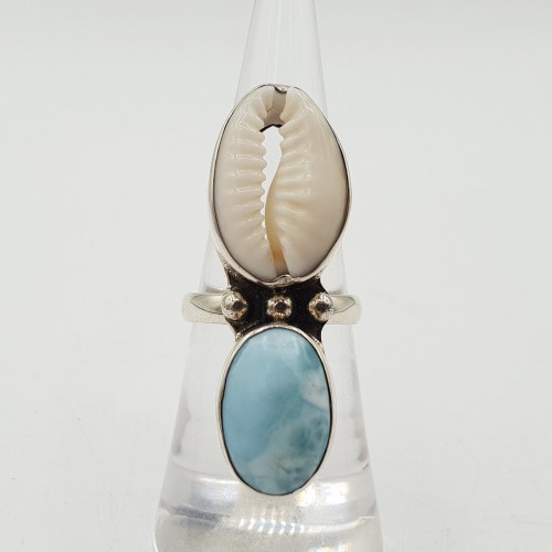 Zilveren ring gezet met Cowrie schelp en Larimar 16 mm
