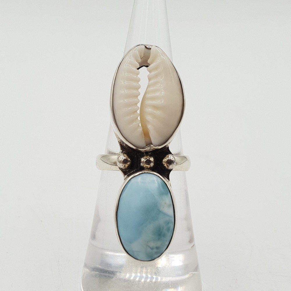 A silver ring set with a Cowrie shell and Larimar 16mm