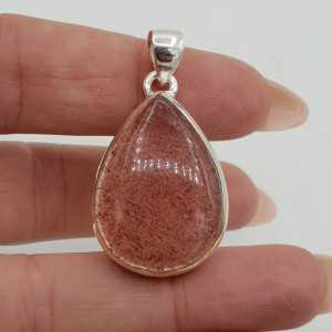 A silver pendant set with a teardrop-shaped crystal Aarbeienkwarts