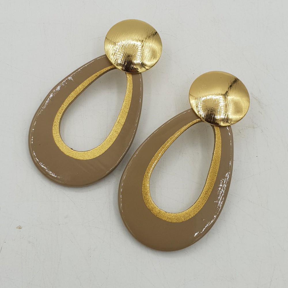 Drop earrings with a large round oorknop and buffalo horn pendant