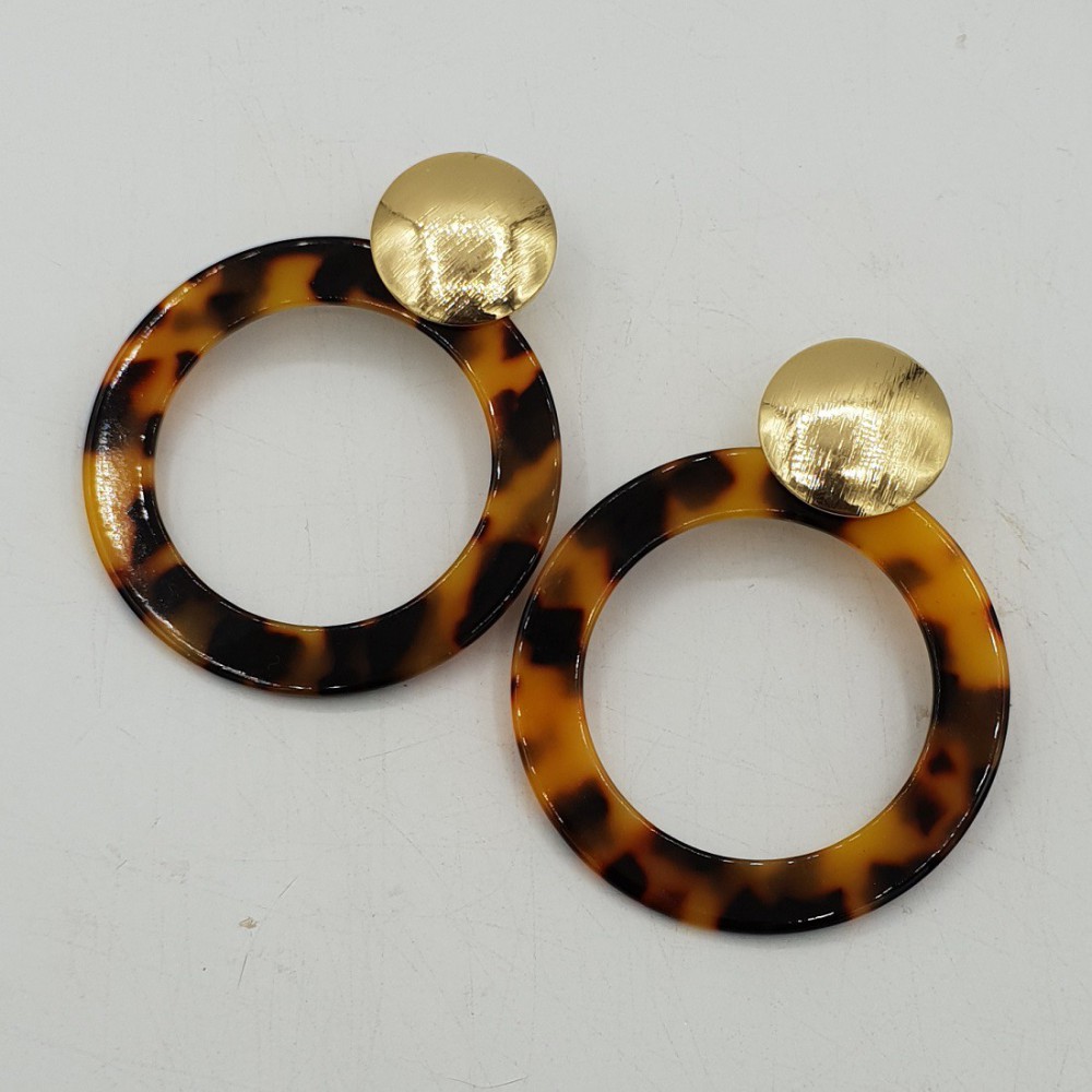 Drop earrings with a large round oorknop and in round resin pendant