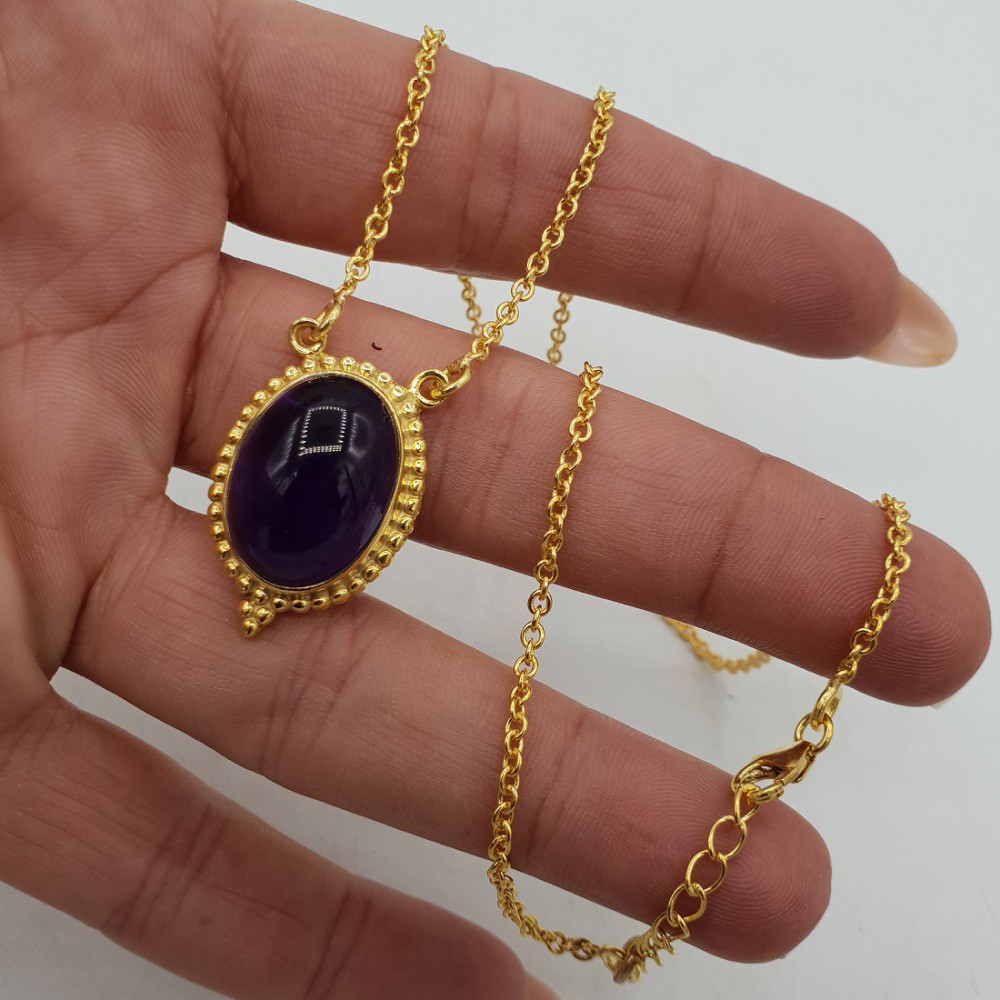 Vergoldete Halskette mit einem ovalen Amethyst als Anhänger