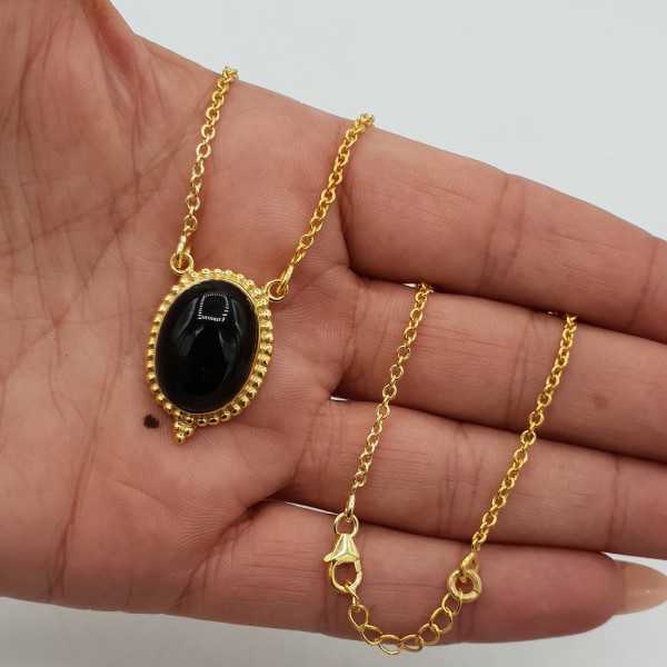 Vergoldete Halskette mit einem ovalen schwarzen Onyx-Anhänger