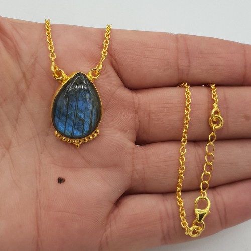 Vergulde ketting gezet met druppelvormige Labradoriet hanger