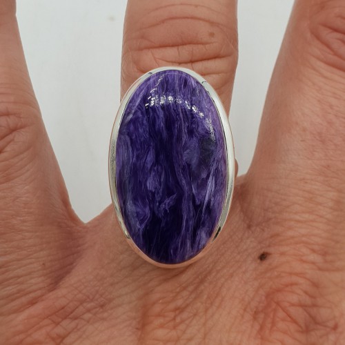 Zilveren ring gezet met ovale Charoiet 17 mm