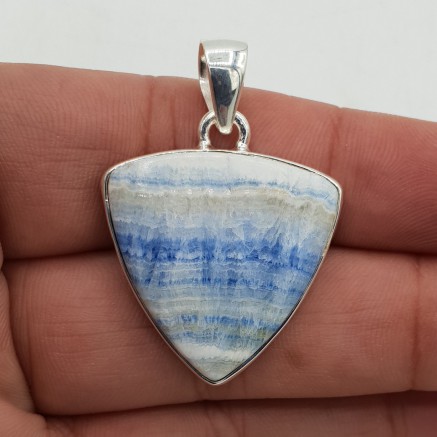 Zilveren hanger gezet met driehoekige Scheeliet