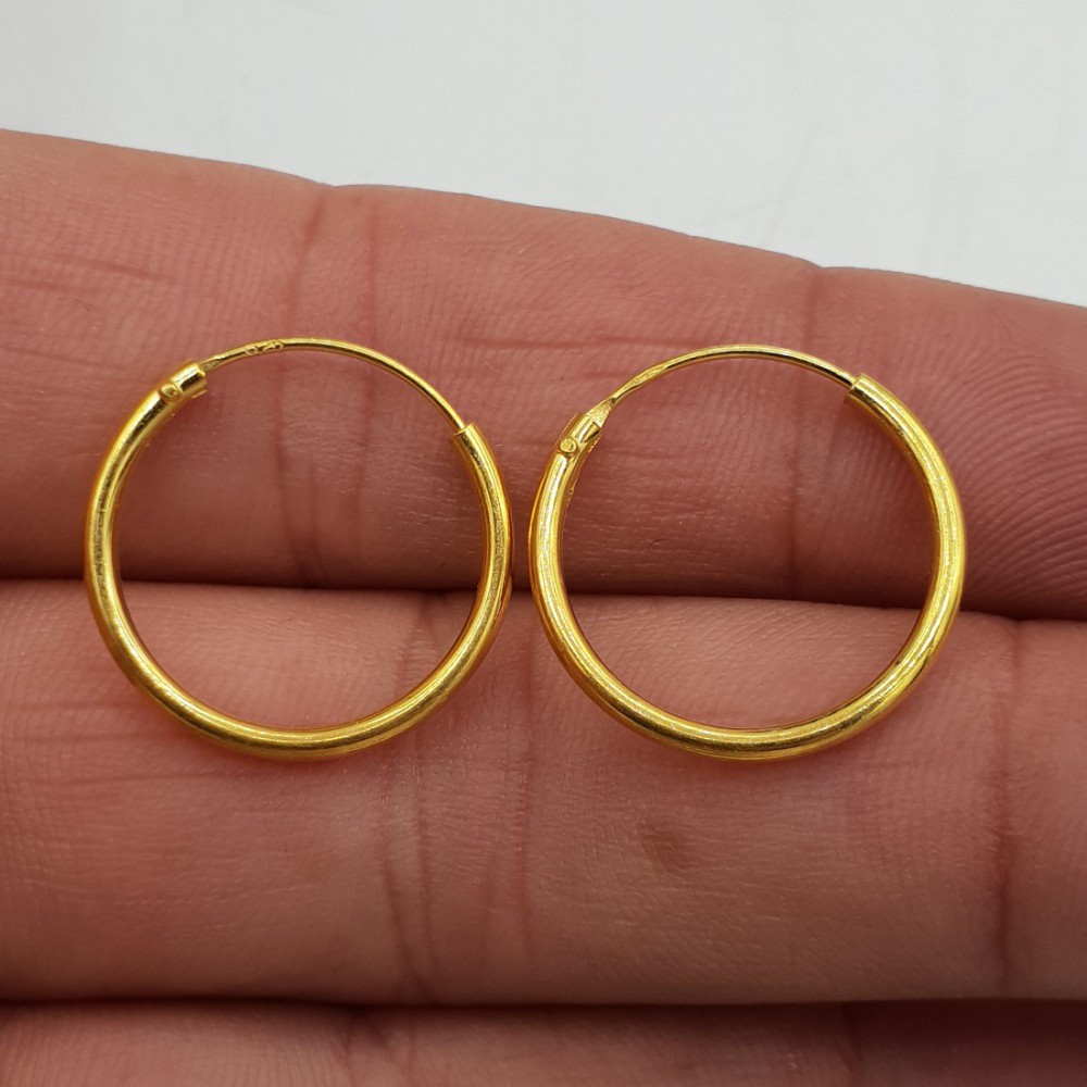 Gold-plated creoles are 18 mm x 1.5 mm)