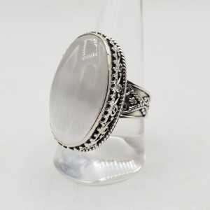Zilveren ring met ovale Seleniet in bewerkte setting 19 mm