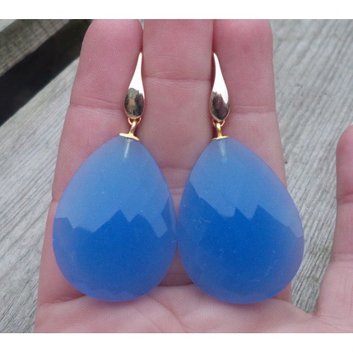 Vergulde oorbellen gezet met grote facet blauwe Chalcedoon 