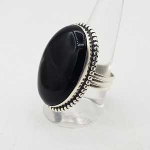 Zilveren ring gezet met grote brede ovale zwarte Onyx 20 of 19.5 mm