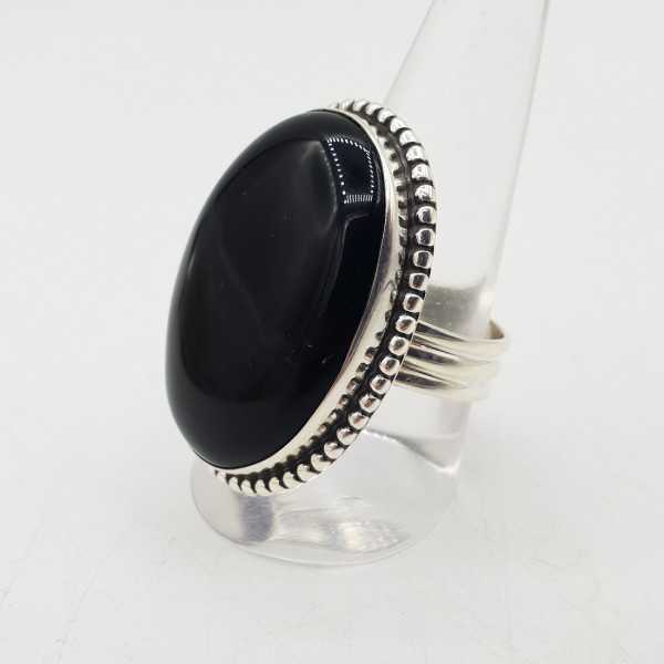 Ein silberner ring mit einem großen ovalen schwarzen Onyx-19,5 mm