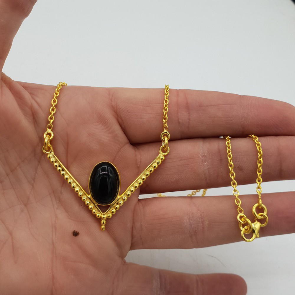 Gold-plated necklace with heart pendant set with an oval Onyx.