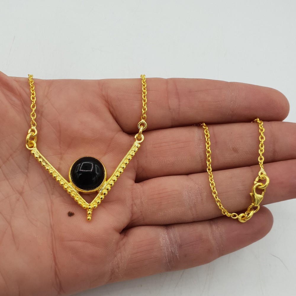 Goud vergulde ketting met hanger gezet met ronde Onyx