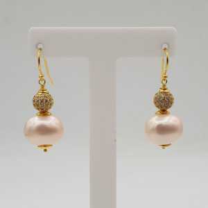 Vergoldete Ohrringe mit Kristallen und Perle
