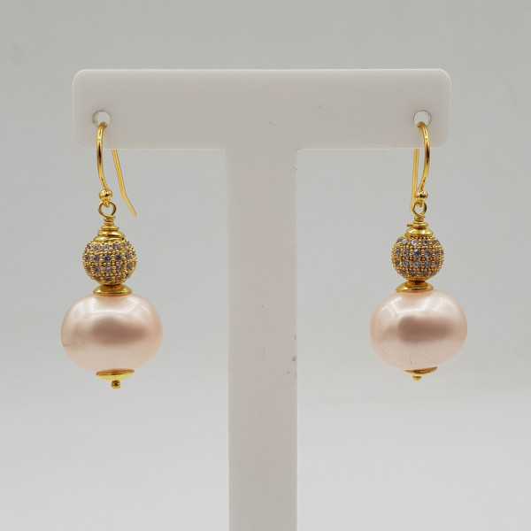 Vergoldete Ohrringe mit Kristallen und Perle