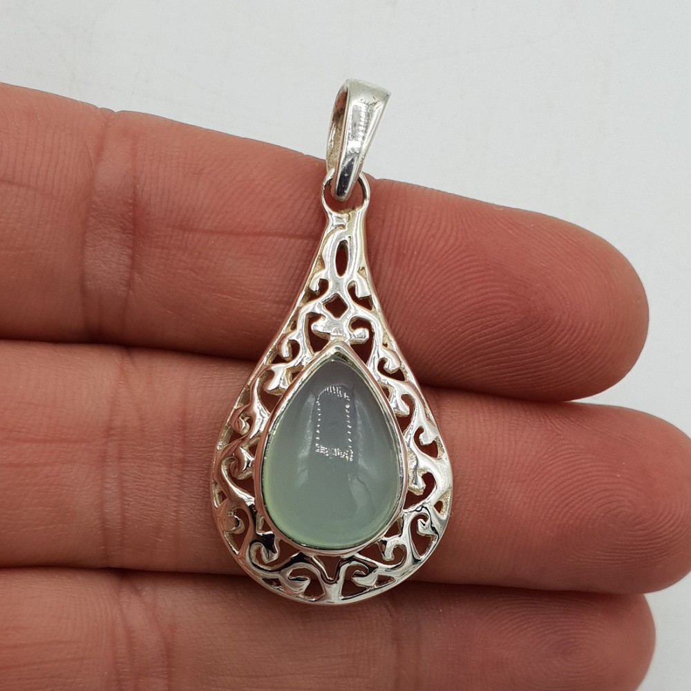 Zilveren hanger met aqua Chalcedoon in open bewerkte setting